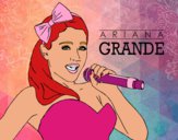 Ariana Grande cantando