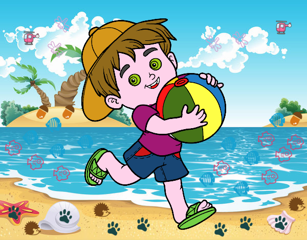Niño jugando con balón de playa