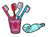 Cepillos y pasta de dientes