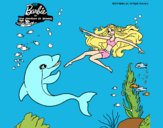 Barbie jugando con un delfín
