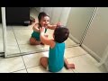 Bebés descubriendo espejos