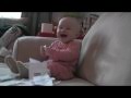 Este bebé se ríe cada vez que rompen un papel