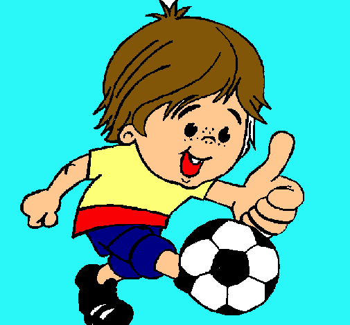 Chico jugando a fútbol