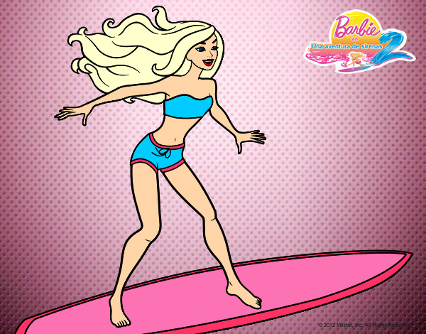 Barbie surfeando las olas