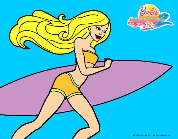 Barbie va a surfear.