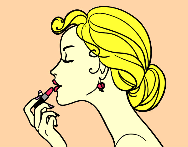 mujer hermosa pintandose los labios