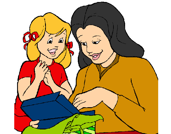 Madre e hija abriendo un regalo