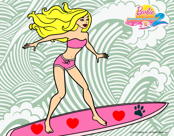 Barbie surfea en las olas