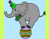 Dibujo Elefante encima de una pelota pintado por leslycf90
