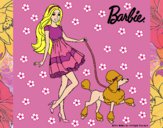 Barbie paseando a su mascota