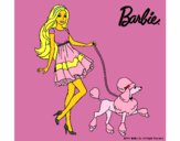 Barbie paseando a su mascota