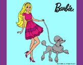 Barbie paseando a su mascota