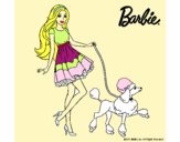 Barbie paseando a su mascota