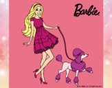 Barbie paseando a su mascota