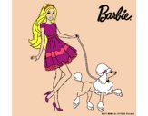 Barbie paseando a su mascota