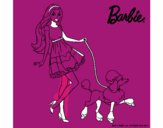 Barbie paseando a su mascota