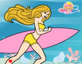 Barbie corre al agua