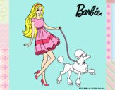 Barbie paseando a su mascota