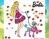 Barbie paseando a su mascota