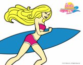 Barbie corre al agua