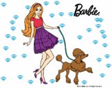 Barbie paseando a su mascota