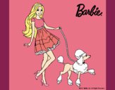 Barbie paseando a su mascota