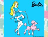 Barbie paseando a su mascota