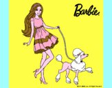 Barbie paseando a su mascota