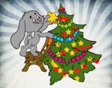 Conejo decorando el árbol de navidad