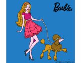 Barbie paseando a su mascota