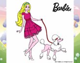 Barbie paseando a su mascota