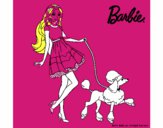 Barbie paseando a su mascota