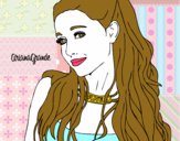 Ariana Grande con collar