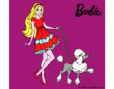 Barbie paseando a su mascota