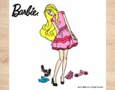 Dibujo Barbie y su colección de zapatos pintado por Juli321