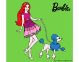 Barbie paseando a su mascota