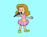 Una niña cantando