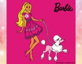 Barbie paseando a su mascota