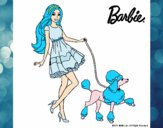 Barbie paseando a su mascota