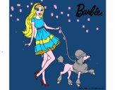 Barbie paseando a su mascota