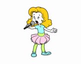 Una niña cantando