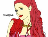 Ariana Grande con collar