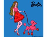 Barbie paseando a su mascota