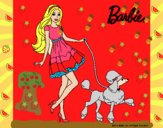 Barbie paseando a su mascota