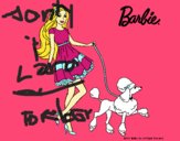 Barbie paseando a su mascota