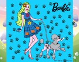 Barbie paseando a su mascota