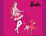 Barbie paseando a su mascota