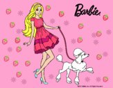 Barbie paseando a su mascota