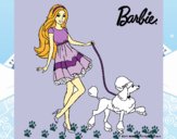 Barbie paseando a su mascota