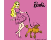 Barbie paseando a su mascota